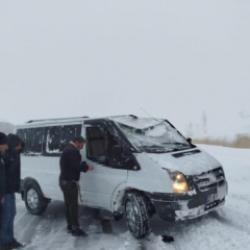 Van'da yoldan &ccedil;ıkan minibus kara saplandı