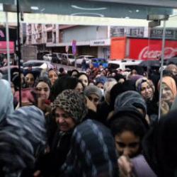 Yarı fiyat kampanyası izdihama yol a&ccedil;tı