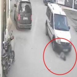 Bursa'da yola fırlayan &ccedil;ocuğa hafif ticari aracın &ccedil;arptığı kaza kamerada