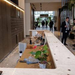 Zeytinburnu&rsquo;nda siteye bırakılan kargo paketi patladı: 2 yaralı