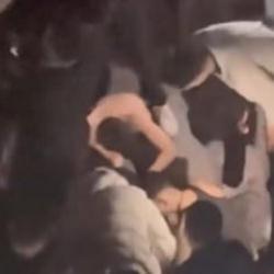 Zeytinburnu&rsquo;nda sokak ortasında bı&ccedil;aklı kavga: Kan d&ouml;k&uuml;ld&uuml;