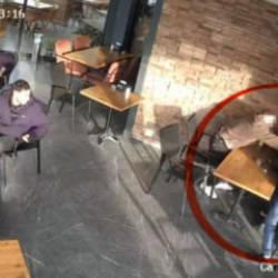 Pastanede kanlı kavga! Gen&ccedil;lere bı&ccedil;aklı saldırı kamerada