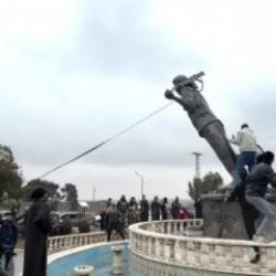 Suriye'de tarihi g&ouml;r&uuml;nt&uuml;ler: Ter&ouml;r &ouml;rg&uuml;t&uuml; YPG/SDG'nin heykelleri yıkıldı