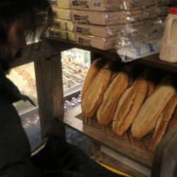 Bayat ekmek fiyatına sıcak ekmek satan esnaf: Ben bir verdim, Allah bize 10 verdi