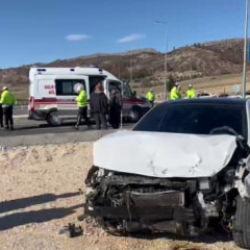 Adıyaman&rsquo;da iki otomobil &ccedil;arpıştı: Yaralılar var