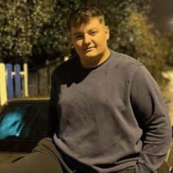 Ağa&ccedil;lara ve duvara &ccedil;arpan kamyonetin s&uuml;r&uuml;c&uuml;s&uuml; hayatını kaybetti