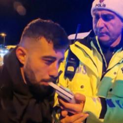 Alkoll&uuml; s&uuml;r&uuml;c&uuml; pişkinliğiyle pes dedirtti! Nasıl i&ccedil;tiğini anlatıp &ouml;v&uuml;nd&uuml;