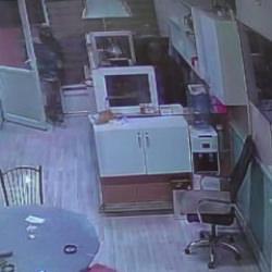 Eşi &ouml;ld&uuml;ğ&uuml; i&ccedil;in t&uuml;m birikimini yanında taşıyordu: D&uuml;kkanının &ouml;n&uuml;nde gasp edildi!