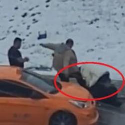 Ankara'da 5 kişi bir kişiyi yol ortasında tekme ve yumrukla darbetti