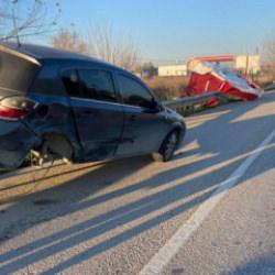 Antalya'da akılalmaz kaza: Bariyerde asılı kaldı!