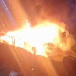 Avcılar'da seyir halindeki İETT otob&uuml;s&uuml; yandı 