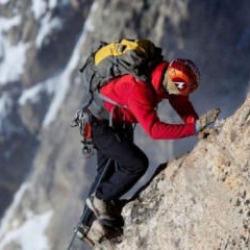Aylarca cesedi aranan dağcı 'kırmızı nokta' ile bulundu