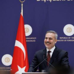 Bakan Fidan ve Yunan medyası arasında g&uuml;l&uuml;mseten diyalog