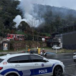 Beşiktaş&rsquo;ta korkutan yangın: M&uuml;ştemilat alev alev yandı