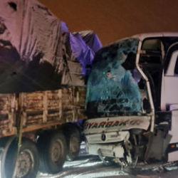 Bing&ouml;l'de yolcu otob&uuml;s&uuml; tıra &ccedil;arptı: 3 yaralı