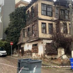 Bolu'da metruk bina &ccedil;&ouml;kt&uuml;: Bir otomobil hasar aldı