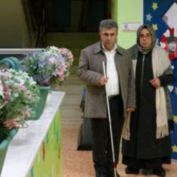 B&ouml;yle feda g&ouml;r&uuml;lmedi! G&ouml;rme engelli eşine 22 yıldır destek oluyor