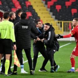 Burak Yılmaz &ccedil;ılgına d&ouml;nd&uuml;! Hakemin &uuml;zerine y&uuml;r&uuml;d&uuml;