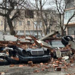 Bursa'da kuvvetli r&uuml;zgar nedeniyle duvar ara&ccedil;ların &uuml;st&uuml;ne devrildi