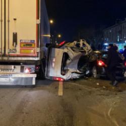 Bursa&rsquo;da yol kenarında bekleyen s&uuml;r&uuml;c&uuml;ye ara&ccedil; &ccedil;arptı: Hayatını kaybetti