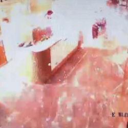 Zeytinburnu'nda l&uuml;ks sitede kargo paketi bomba gibi patladı: 2 yaralı