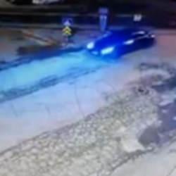 &ldquo;Dur&rdquo; ihtarını dinlemedi, polis aracına daldı