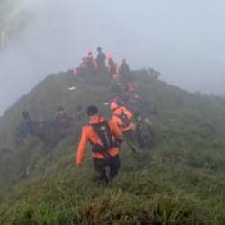 Endonezya'da 11 kişiyi taşıyan u&ccedil;ak sırra kadem basmıştı...Enkazı bulundu!