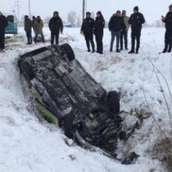 Erzincan'da polis aracı şarampole yuvarlandı: 2 yaralı