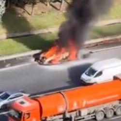 Esenyurt'ta yanan otomobil hurdaya d&ouml;nd&uuml;