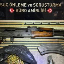 Evde yok yok! 4 kişi tutuklandı: Kalaşnikof piyade t&uuml;feği, el bombası...