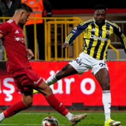 Fenerbah&ccedil;e'nin yeni transferi sakatlanarak ma&ccedil;tan &ccedil;ıktı