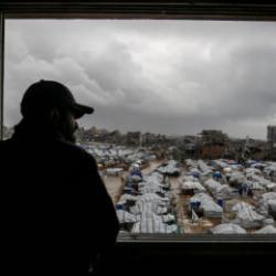 Gazze&rsquo;de insanlık onuru  enkaz altında: Katil İsrail a&ccedil;lık ve soğukla vuruyor!