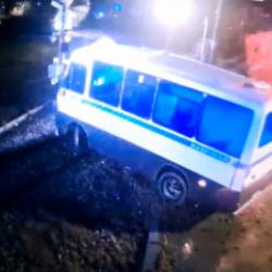 Tren rayda kalan dolmuşa &ccedil;arptı, s&uuml;r&uuml;c&uuml; saniyelerle kurtuldu