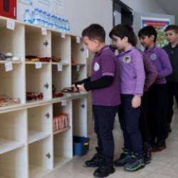 İlkokuldaki kasiyersiz "d&uuml;r&uuml;stl&uuml;k dolabı" kasa fazlası verdi