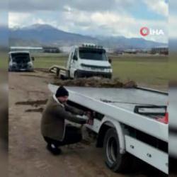 Isparta'da ara&ccedil; kurtarmaya giden 3 &ccedil;ekici &ccedil;amura saplandı! İşte fıkra gibi olay