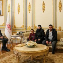 Ambulansa yol a&ccedil;an Ahmet'e Vali G&uuml;l'den anlamlı teşekk&uuml;r