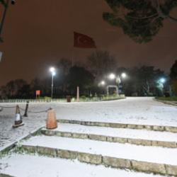 İstanbul'da kar yağışı! Ne zaman sona erecek? AKOM ve vailikten a&ccedil;ıklama