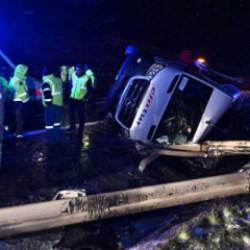 İstanbul'da minib&uuml;s devrildi: &Ccedil;ok sayıda yaralı var!