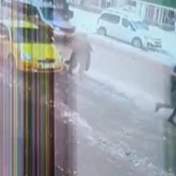 Kahraman taksici havale ge&ccedil;iren &ccedil;ocuk i&ccedil;in 1 kilometre koştu