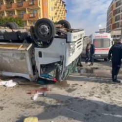 Kamyon ile &ccedil;&ouml;p kamyonu &ccedil;arpıştı: 1&rsquo;i ağır 3 iş&ccedil;i yaralandı