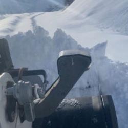 Kar kalınlığı 2 metreyi aştı, 27 k&ouml;y yolu kapalı