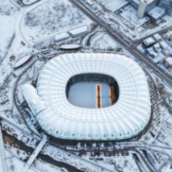 Kar yağışı etkili oldu! 43 bin kişilik stadyum beyaza b&uuml;r&uuml;nd&uuml;