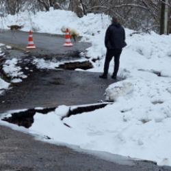 Kara yolunda korkutan heyelan: Ulaşım durdu!