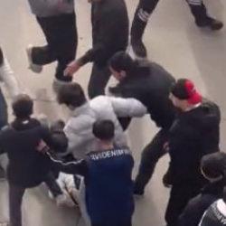 Karne alan lise &ouml;ğrencilerinin AVM otoparkındaki kavgası kamerada