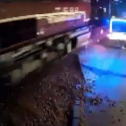 Kırıkkakele'de tren  hemzemin ge&ccedil;itteki minib&uuml;se &ccedil;arptı