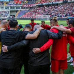 Ma&ccedil;a &ccedil;ıkmasalar k&uuml;me d&uuml;şeceklerdi: 8 gol yemelerine rağmen lige tutundular