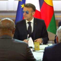 Macron'un toplantıya g&uuml;neş g&ouml;zl&uuml;ğ&uuml;yle katılması dikkat &ccedil;ekti: ''Beni b&ouml;yle idare edin''