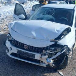 Malatya'da iki otomobil &ccedil;arpıştı: 3 yaralı