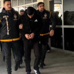 Kuyumculara sahte altın satan ş&uuml;pheli tutuklandı! Evlerden uyuşturucu ve silah &ccedil;ıktı