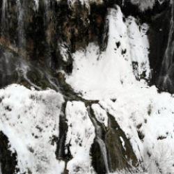 Mevsimin doğaya yansıması: Girlevik Şelalesi buz tuttu